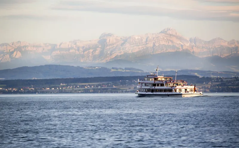 Schifffahrt mit Alpenpanorama