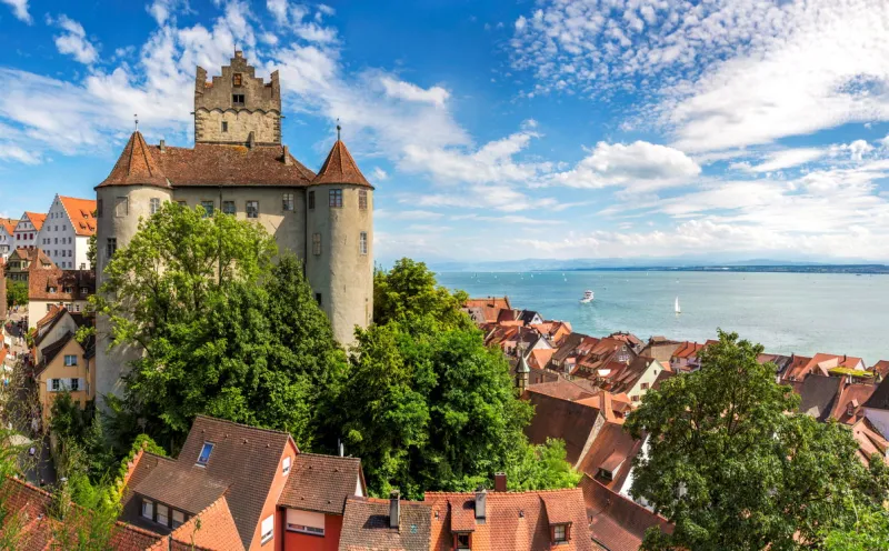 Die Burg Meersburg wacht über den Bodensee