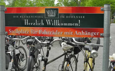 Fahrräder vor der Insel Mainau