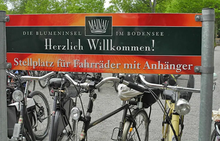 Fahrräder vor der Insel Mainau